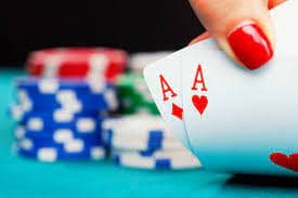 Suasana kasino langsung dengan dealer berinteraksi dan pemain menikmati taruhan dalam streaming berkualitas tinggi